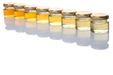 Farklı sınıflarda ve renkler beyaz arka plan üzerinde mason kavanoz bal