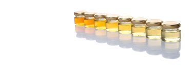 Farklı sınıflarda ve renkler beyaz arka plan üzerinde mason kavanoz bal