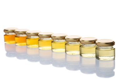 Farklı sınıflarda ve renkler beyaz arka plan üzerinde mason kavanoz bal