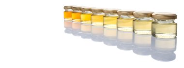 Farklı sınıflarda ve renkler beyaz arka plan üzerinde mason kavanoz bal