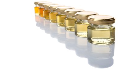 Farklı sınıflarda ve renkler beyaz arka plan üzerinde mason kavanoz bal