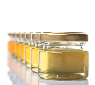 Farklı sınıflarda ve renkler beyaz arka plan üzerinde mason kavanoz bal