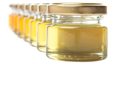 Farklı sınıflarda ve renkler beyaz arka plan üzerinde mason kavanoz bal