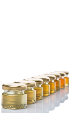 Farklı sınıflarda ve renkler beyaz arka plan üzerinde mason kavanoz bal