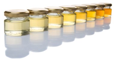 Farklı sınıflarda ve renkler beyaz arka plan üzerinde mason kavanoz bal