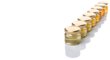 Farklı sınıflarda ve renkler beyaz arka plan üzerinde mason kavanoz bal