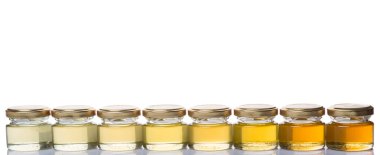 Farklı sınıflarda ve renkler beyaz arka plan üzerinde mason kavanoz bal