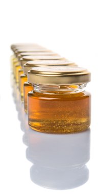 Farklı sınıflarda ve renkler beyaz arka plan üzerinde mason kavanoz bal