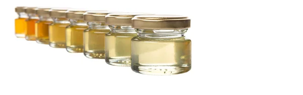 Verschillende Kwaliteiten Kleuren Van Honing Mason Jars Witte Achtergrond — Stockfoto