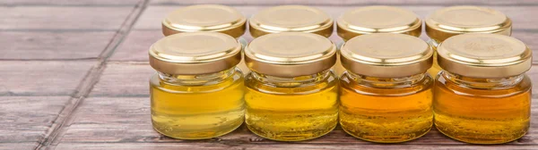 Variedade de mel no frasco de Mason — Fotografia de Stock