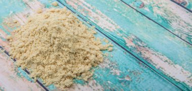 Ahşap arka plan üzerinde topraklı hardal tozu