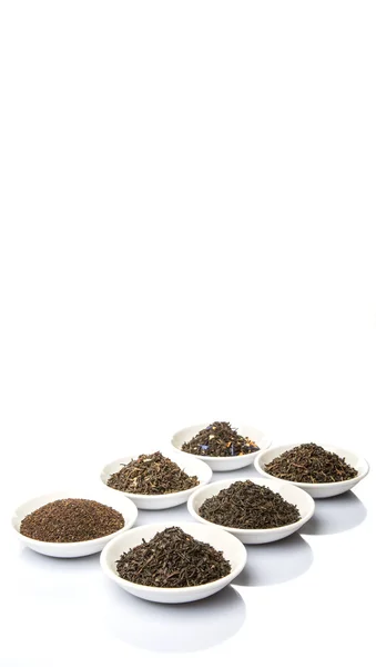 Lose Und Getrocknete Schwarze Teeblätter Weißer Schüssel Vor Weißem Hintergrund — Stockfoto