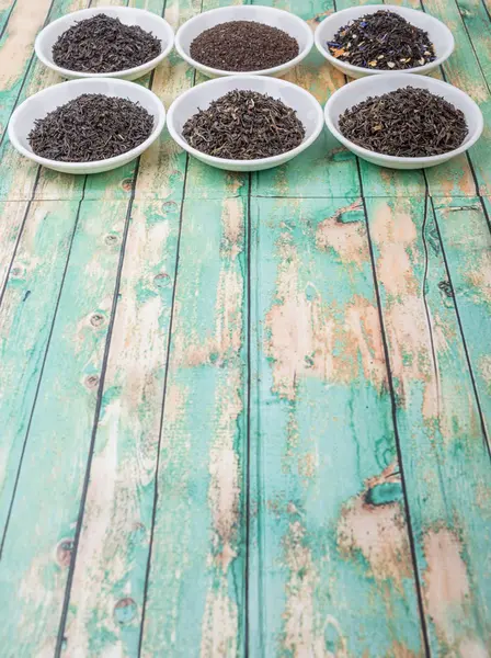 Volné Sušených Černý Čaj Listy Odrůdy Bílé Mísy Dřevěné Pozadí — Stock fotografie