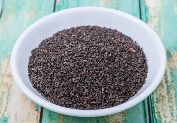 Loose Dried Darjeeling Black Tea Leaves White Bowl Wooden Background — Stock Photo, Image