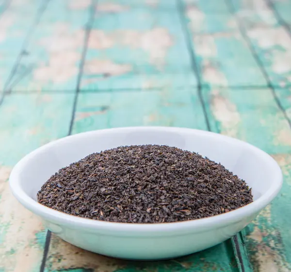 Loose Dried Darjeeling Black Tea Leaves White Bowl Wooden Background — Stock Photo, Image