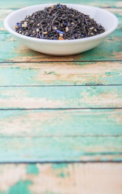 Earl grey çay ahşap arka plan üzerinde beyaz kase