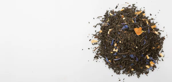 Αποξηραμένα Μαύρο Earl Grey Τσάι Φύλλα Πάνω Από Λευκό Φόντο — Φωτογραφία Αρχείου