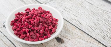 Kurutulmuş nar taneleri