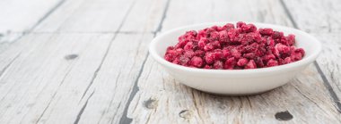 Kurutulmuş nar taneleri