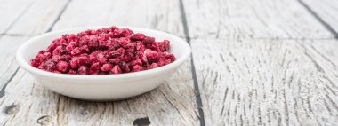 Kurutulmuş nar taneleri