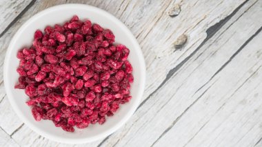 Kurutulmuş nar taneleri