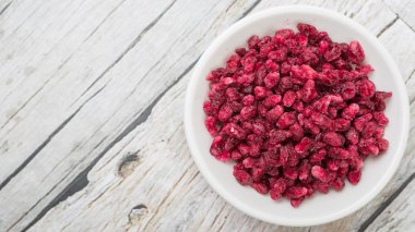 Kurutulmuş nar taneleri