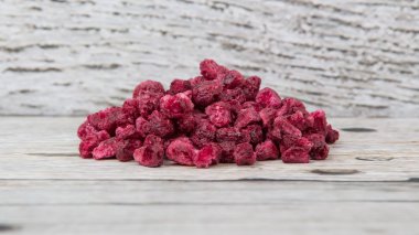 Kurutulmuş nar taneleri