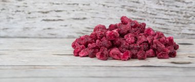 Kurutulmuş nar taneleri