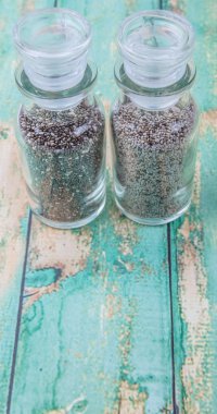 Beyaz ve siyah Chia tohum