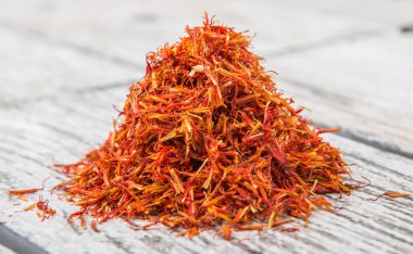 Ahşap üzerine kurutulmuş aspir