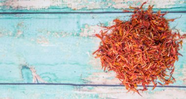 Ahşap üzerine kurutulmuş aspir