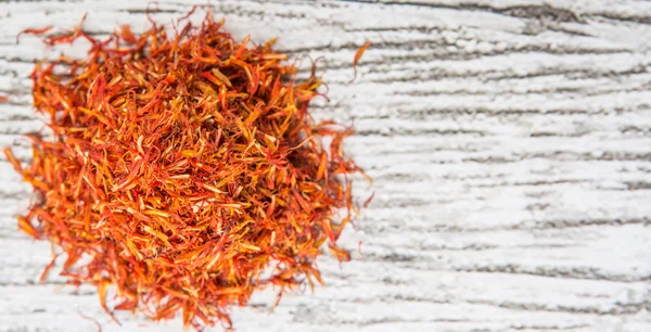 Dried Safflower On Wood — Stock Photo, Image