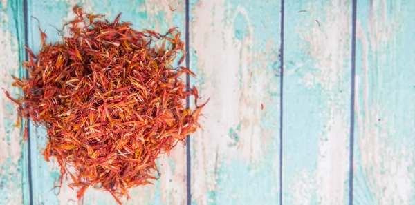 Dried Safflower On Wood — Stock Photo, Image