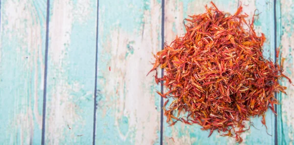 Dried Safflower On Wood — Stock Photo, Image