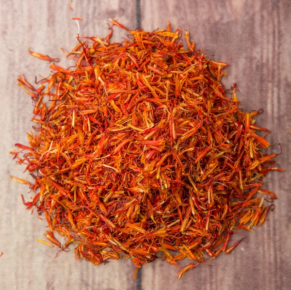 Ahşap üzerine kurutulmuş aspir