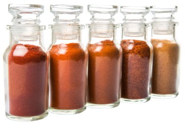 Soğuk tozu, kırmızı biber tozu ve cam şişe beyaz zemin üzerine kırmızı toz ürün yelpazesine