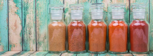 Cayenne, mrazivý prášek a prášek na papriku — Stock fotografie