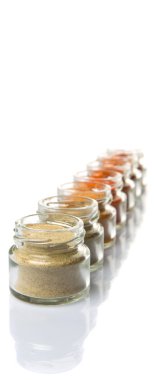 Sıcak ve baharatlı baharat tozu, kırmızı toz, soğuk toz, biber tozu, kırmızı biber tozu, karabiber ve küçük mason kavanoza beyaz arka plan üzerinde beyaz biber tozu