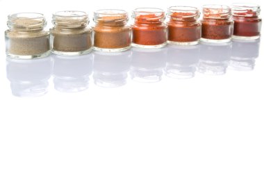 Sıcak ve baharatlı baharat tozu, kırmızı toz, soğuk toz, biber tozu, kırmızı biber tozu, karabiber ve küçük mason kavanoza beyaz arka plan üzerinde beyaz biber tozu