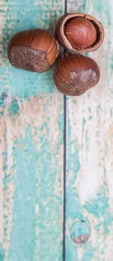 Ahşap arka planda fındıklar