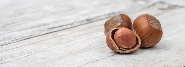 Avellanas Sobre Fondo Madera —  Fotos de Stock