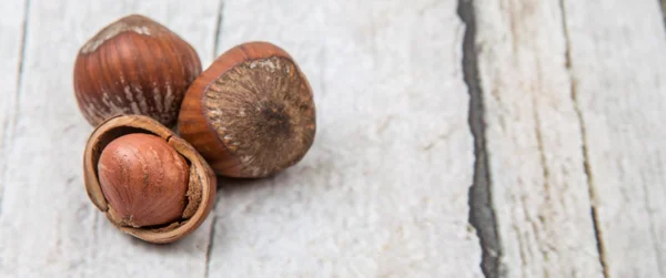 Avellanas Sobre Fondo Madera —  Fotos de Stock