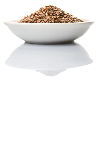 Насіння льону в білі чаші — стокове фото