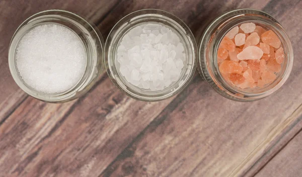 Соль для стола, морская соль и гималайская соль — стоковое фото