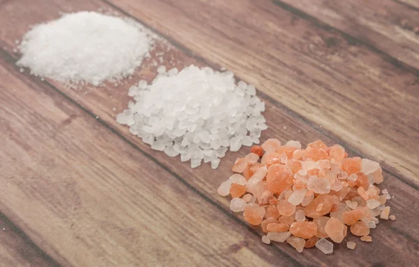 Bordsalt, havsalt og himalayisk salt – stockfoto