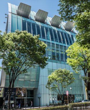 Turistler ve yerliler için Omotesando içinde yürüyüş