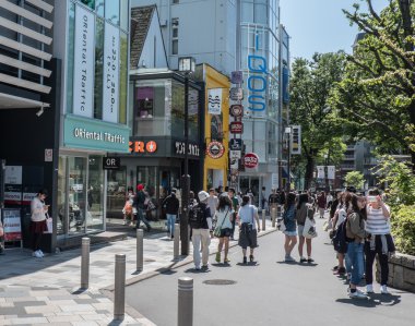 Turistler ve yerliler için Omotesando içinde yürüyüş