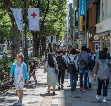 Turistler ve yerliler için Omotesando içinde yürüyüş