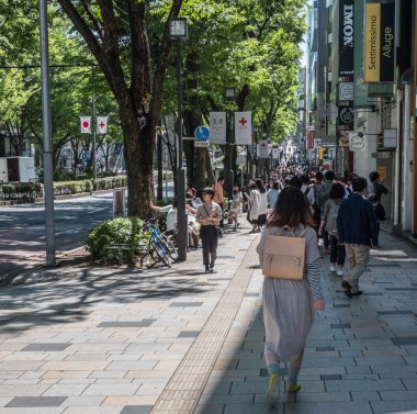 Turistler ve yerliler için Omotesando içinde yürüyüş