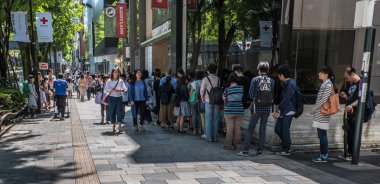 Turistler ve yerliler için Omotesando içinde yürüyüş